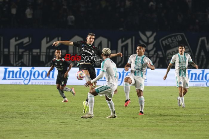 Nick Kuipers (tengah) sedang berusaha merebut bola dalam laga pekan pertama Liga 1 2024 antara Persib Bandung versus PSBS Biak di Stadion Si Jalak Harupat, Bandung, Jawa Barat, Jumat (9/8/2024).