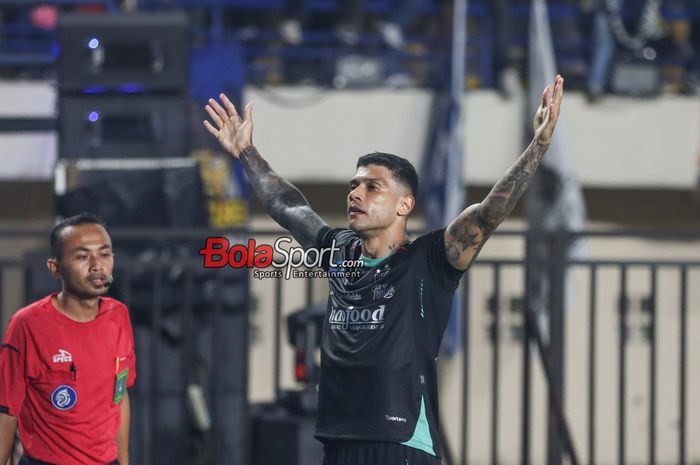 Ciro Alves melakukan selebrasi seusai mencetak gol dalam laga pekan pertama Liga 1 2024 antara Persib Bandung versus PSBS Biak di Stadion Si Jalak Harupat, Bandung, Jawa Barat, Jumat (9/8/2024).