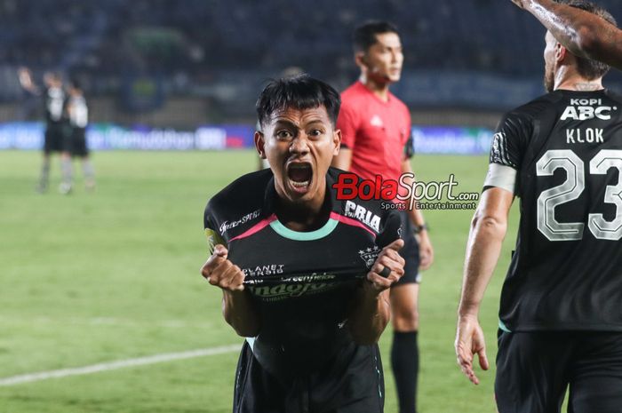 Beckham Putra Nugraha melakukan selebrasi seusai mencetak gol dalam laga pekan pertama Liga 1 2024 antara Persib Bandung versus PSBS Biak di Stadion Si Jalak Harupat, Bandung, Jawa Barat, Jumat (9/8/2024).