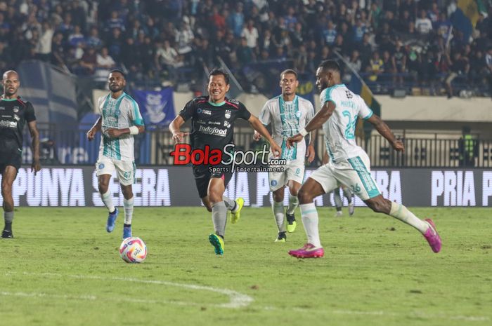 Adam Alis (kiri) sedang mengejar bola dalam laga pekan pertama Liga 1 2024 antara Persib Bandung versus PSBS Biak di Stadion Si Jalak Harupat, Bandung, Jawa Barat, Jumat (9/8/2024).