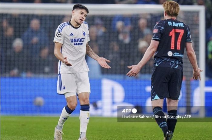 Bek keturunan Indonesia, Kevin Diks (kiri), saat berduel dengan Kevin De Bruyne dalam partai FC Copenhagen vs Manchester City di Liga Champions.