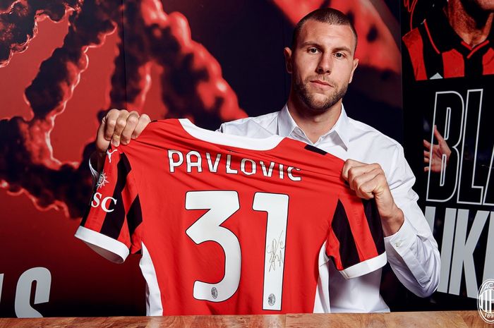 AC Milan resmi memperkenalkan bek baru mereka, Strahinja Pavlovic. Sang pemain bakal mengenakan nomor ikonik 31.