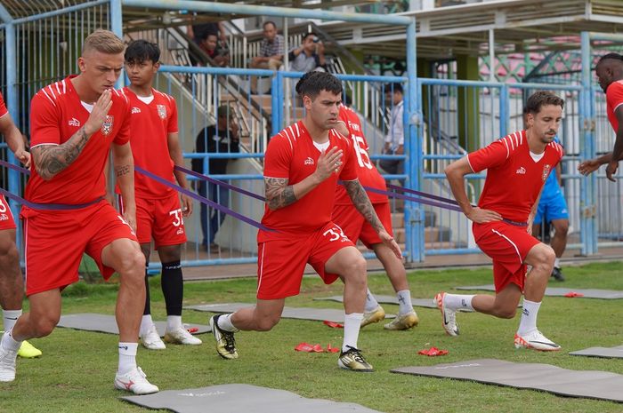 Para pemain Malut United dalam sesi latihan resmi menjelang laga Liga 1 melawan Maduta United, Jumat (9/8/2024) di Stadion Gelora Bangkalan.