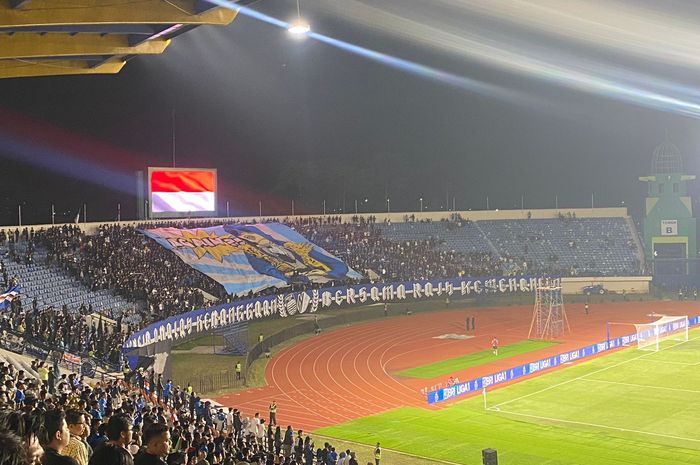 Banner raksasa terlihat jelang pertandingan Persib Vs PSBS Biak pada laga perdana Liga 1 2024/2025 di Stadion Si Jalak Harupat (SJH), Soreang, Kabupaten Bandung, Jawa Barat, Jumat (9/8/2024). 