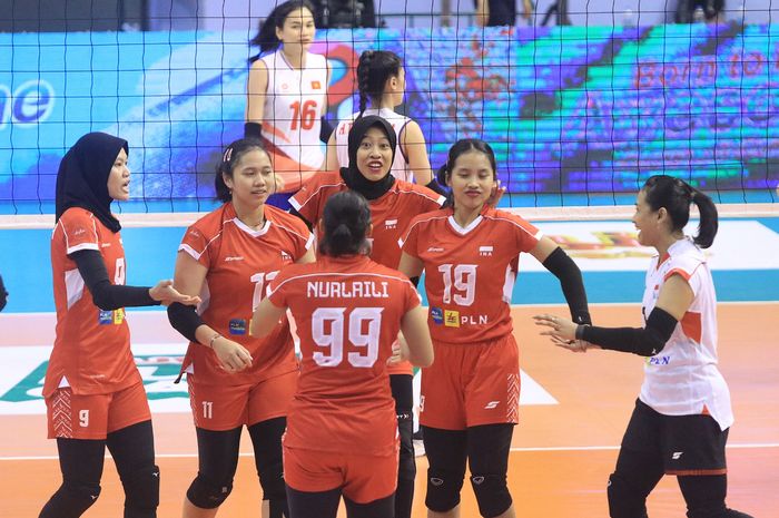 Timnas voli putri Indonesia berselebrasi setelah mendapatkan poin ketika melawan Vietnam pada leg kedua SEA V League 2024 di Korat Chatchai Hall, Nakhon Ratchasima, Thailand, Jumat (9/8/2024).