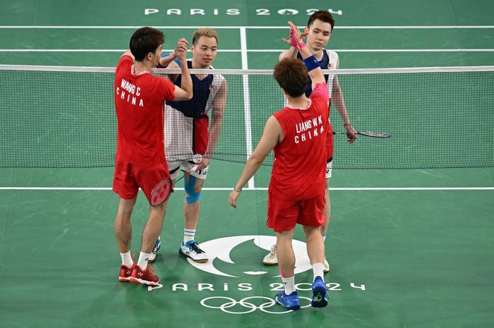 Pasangan ganda putra Malaysia, Aaron Chia/Soh Wooi Yik, bersalaman dengan Liang Wei Keng/Wang Chang (China) pada  semifinal Olimpiade Paris 2024,  di Porte de la Chapelle Arena, 2 Agustus 2024.