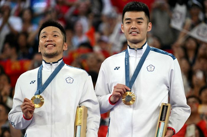 Pasangan ganda putra Taiwan, Lee Yang/Wang Chi Lin, di podium juara Olimpiade Paris 2024 di Porte de la Chapelle Arena, Minggu (4/8/2024).