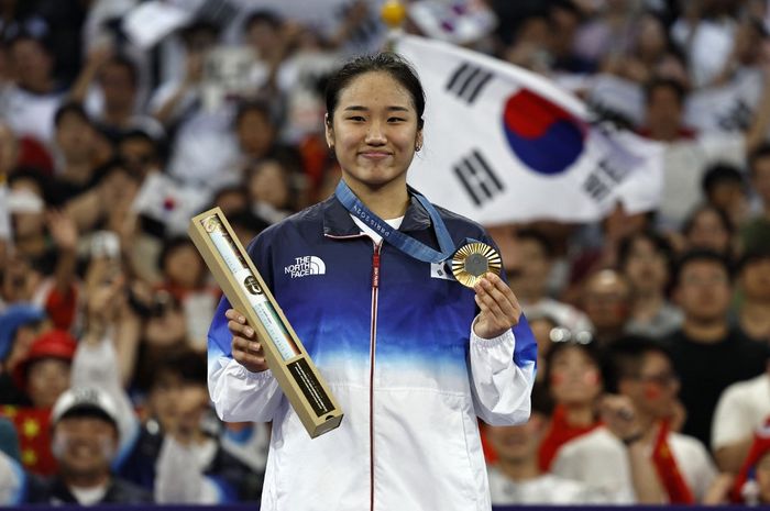 Pebulu tangkis tunggal putri Korea Selatan, An Se-young, berpose dengan medali emas Olimpiade Paris 2024 di Porte de la Chapelle Arena, Senin (5/8/2024).