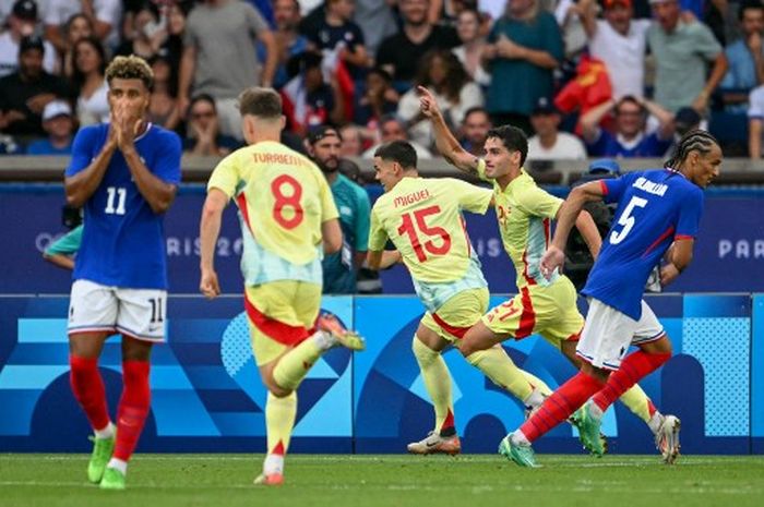 Timnas U-23 Spanyol merayakan gol Sergio Camello (kedua dari kanan) pada babak perpanjangan waktu final sepak bola putra Olimpiade 2024 melawan Prancis , Jumat (9/8/2024) di Parc des Princes, Paris.