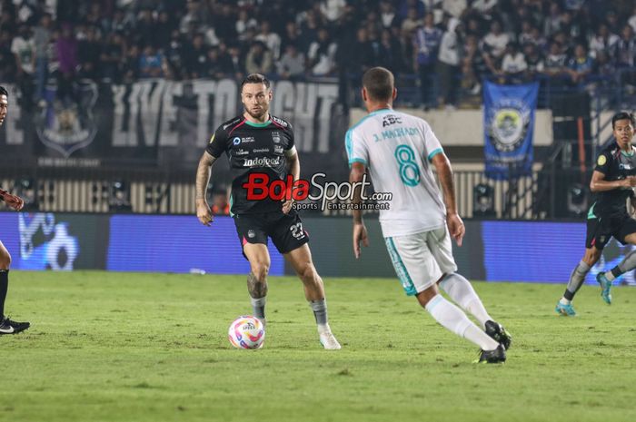 Marc Klok sedang menguasai bola dalam laga pekan pertama Liga 1 2024 antara Persib Bandung versus PSBS Biak di Stadion Si Jalak Harupat, Bandung, Jawa Barat, Jumat (9/8/2024).