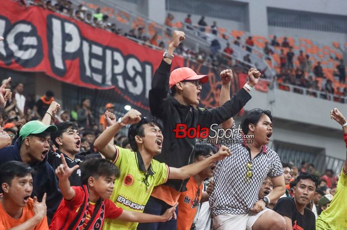 Suporter Persija Jakarta, The Jakmania, merayakan gol di Jakarta International Stadium (JIS), Jakarta Utara, Sabtu (10/8/2024) malam.