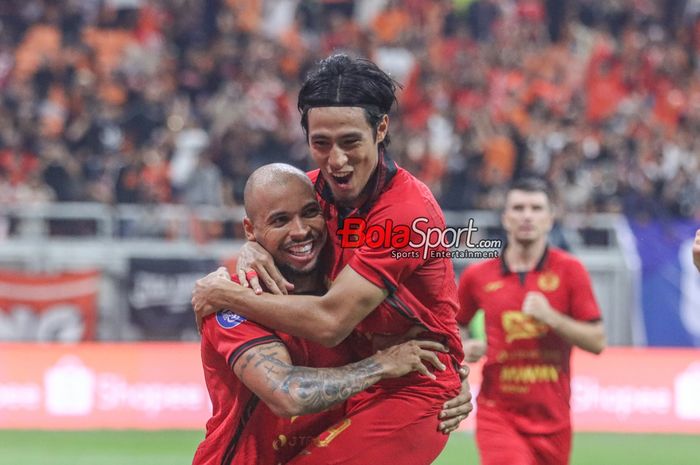 Hanif Sjahbandi (tengah) sedang merayakan gol Gustavo Almeida (kiri) dalam laga pekan pertama Liga 1 2024 antara Persija Jakarta versus Barito Putera di Jakarta International Stadium (JIS), Jakarta Utara, Sabtu (10/8/2024) malam.