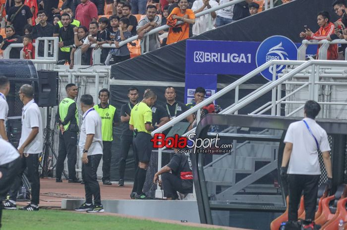 Wasit sempat mengecek kejadian melalui VAR dalam laga pekan pertama Liga 1 2024 antara Persija Jakarta versus Barito Putera di Jakarta International Stadium (JIS), Jakarta Utara, Sabtu (10/8/2024) malam.