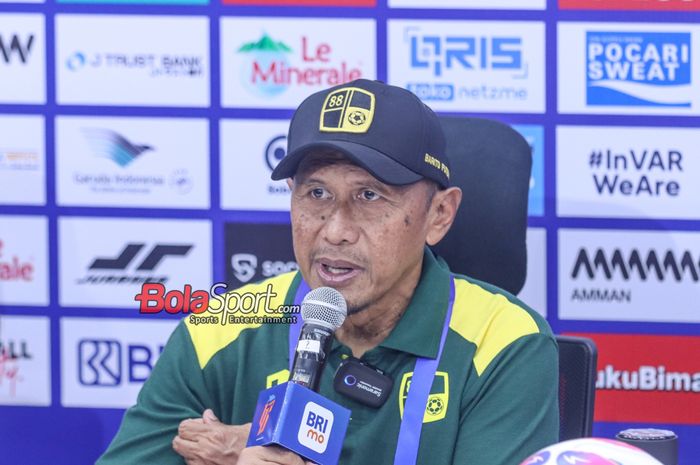 Pelatih Barito Putera, Rahmad Darmawan, sedang memberikan keterangan kepada awak media di Jakarta International Stadium (JIS), Jakarta Utara, Sabtu (10/8/2024) malam.