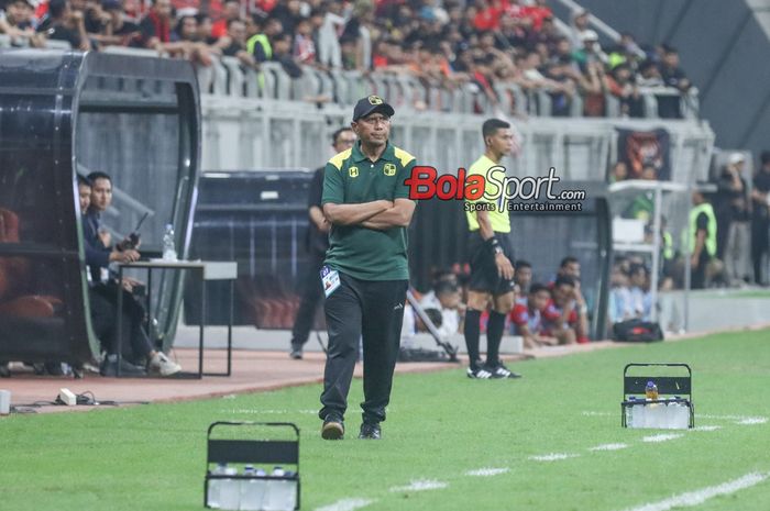 Pelatih Barito Putera, Rahmad Darmawan, sedang memantau para pemainnya bertanding di Jakarta International Stadium (JIS), Jakarta Utara, Sabtu (10/8/2024) malam.