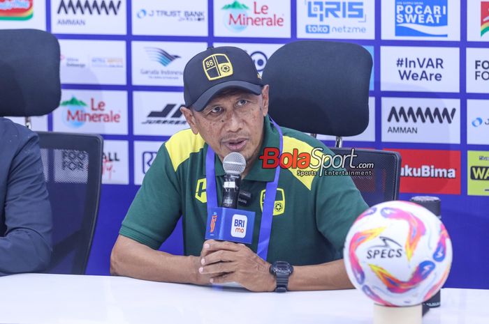 Pelatih Barito Putera, Rahmad Darmawan, sedang memberikan keterangan kepada awak media di Jakarta International Stadium (JIS), Jakarta Utara, Sabtu (10/8/2024) malam.