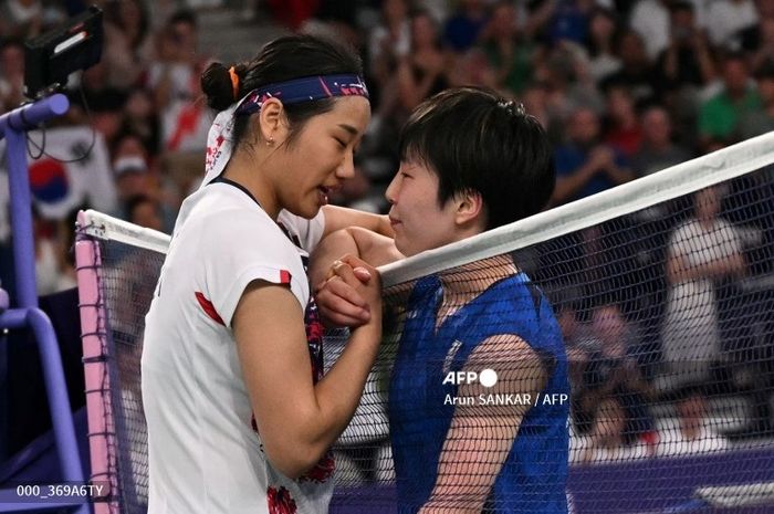 Tunggal putri Jepang, Akane Yamaguchi berjabat tangan dengan An Se-young (Korea Selatan) usai laga perempat final bulu tangkis Olimpiade Paris 2024 