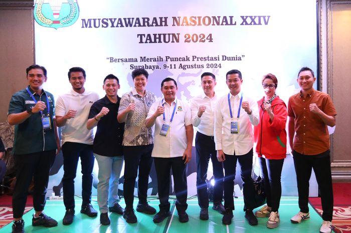 Ketua Umum PBSI terpilih, Fadil Imran (tengah), berpose bersama pengurus dan legenda bulu tangkis Indonesia setelah Musyawarah Nasional 2024 di Surabaya, Jawa Timur, 10 Agustus 2024.