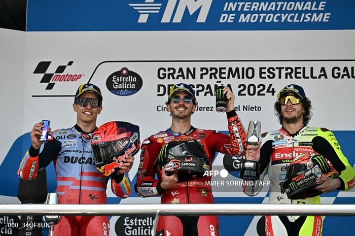 (Ki-ka) Marc Marquez dari tim Gresini, Francesco Bagnaia dari tim Ducati, dan Marco Bezzecchi dari tim VR46, melakukan selebrasi di atas podium setelah balapan MotoGP Spanyol 2024. Musim depan tiga tim ini akan kembali dinaungi Ducati. 