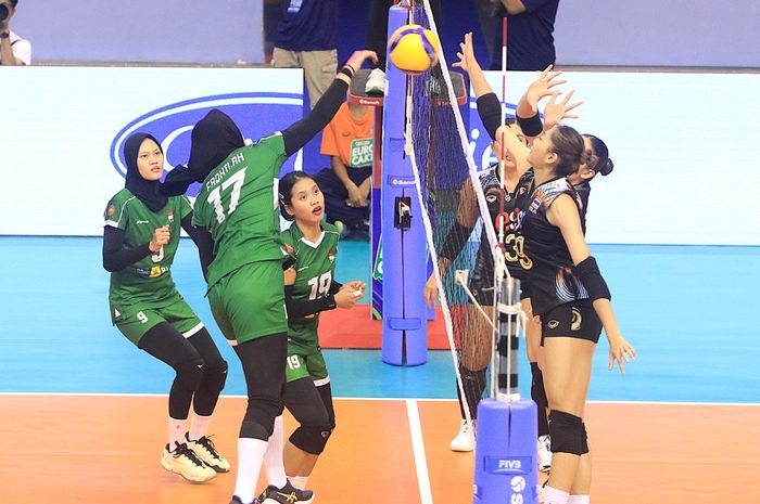 Middle blocker senior timnas voli putri Indonesia, Wilda Nurfadhilah melepaskan serangan ke arah Thailand pada laga leg kedua SEA V League 2024 di Chachai Hall, Nakhon Ratchasima, Thailand, Sabtu (10/8/2024).