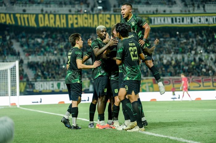 Para pemain Persebaya Surabaya saat selebrasi.