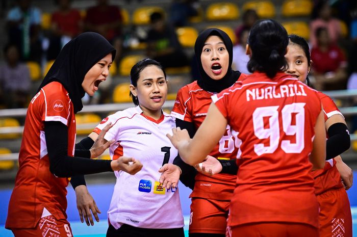 Pemain timnas voli putri Indonesia, dari kiri; Arsela Nuari Purnama, Yulis Indahyani, Megawati Hangestri Pertiwi, Nurlaili Kusumah, Tisya Amallya pada laga melawan Vietnam di SEA V League 2024, Jumat, 9 Agustus 2024