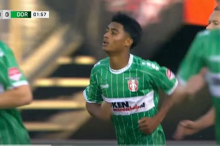 Pemain keturunan Indonesia milik FC Dordrecht, Mauresmo Hinoke dalam laga lawan FC Emmen, Sabtu (10/8/2024) dini hari WIB.