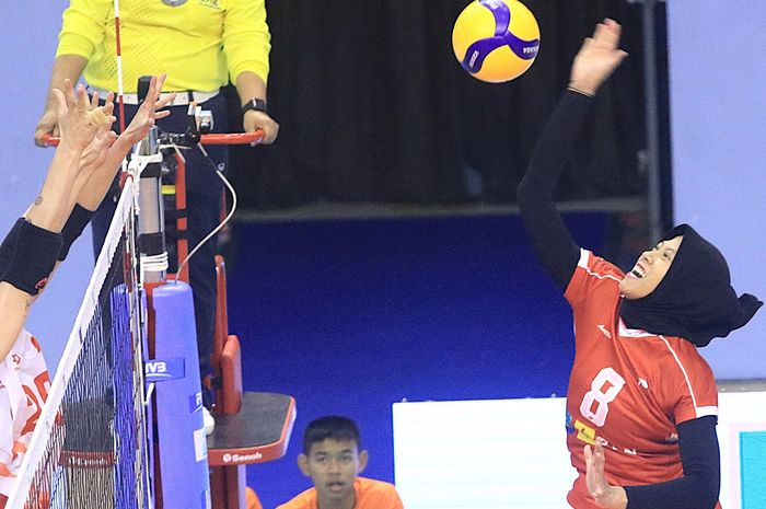 Opposite timnas voli putri Indonesia, Megawati Hangestri Pertiwi, mencoba melakukan spike saat pertandingan menghadapi Vietnam di leg kedua SEA V League 2024 di Nakhon Ratchasima, Thailand, 9 Agustus 2024.