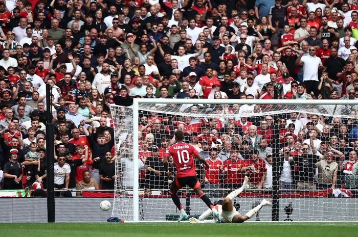 Momen Marcus Rashford gagal cetak gol karena tembakannya kena tiang dalam duel Community Shield antara Man City vs Man United di Wembley (10/8/2024).