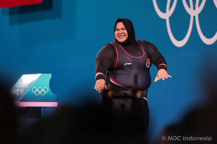 Lifter putri Indonesia, Nurul Akmal, bereaksi saat tampil pada Olimpiade Paris 2024 kelas +81 kg di South Arena, Minggu (11/8/2024),