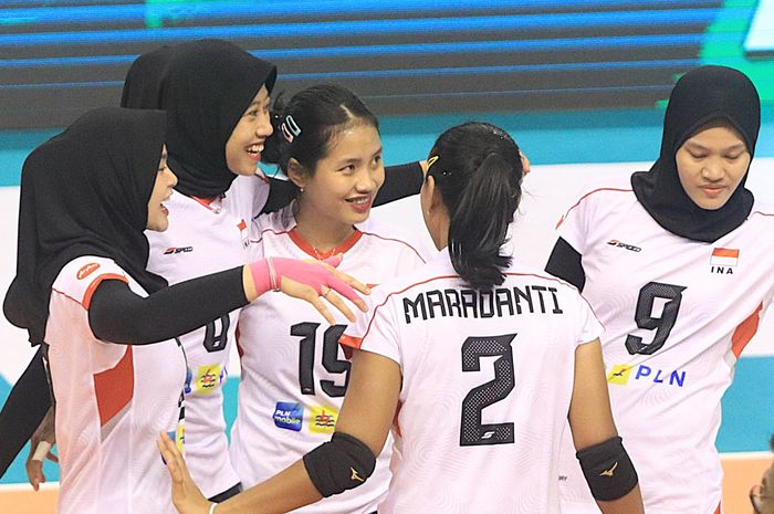 Para pebola voli timnas Indonesia, dari kiri; Wilda Siti Nur Fadhilah, Megawati Hangestri Pertiwi, Tisya Amallya, Maradanti Namira, dan Arsela Nuari Purnama dalam pertandingan leg kedua SEA V League 2024 di Nakhon Ratchasima, Thailand, 11 Agustus 2024. 