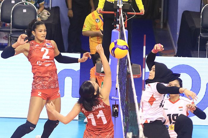 Setter timnas voli putri Filipina, Julia De Guzman, berusaha menghalau bola quick dari middle blocker tim Indonesia, Wilda Siti Nurfadhilah, dalam pertandingan leg kedua SEA V League 2024 di Nakhon Ratchasima, Thailand, 11 Agustus 2024. 