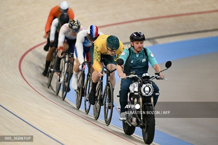 Matthew Glaetzer dari Australia, Rayan Helal dari Prancis, Mohd Azizulhasni Awang dari Malaysia, Kaiya Ota dari Jepang, Jeffrey Hoogland dari Belanda, Jair Tjon En Fa dari Suriname, bersepeda di belakang derny dalam babak pertama balap sepeda keirin putra Olimpiade Paris 2024 di Saint-Quentin-en-Yvelines National Velodrome, Paris, Prancis, 10 Agustus 2024.