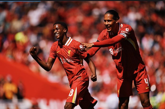 Penyerang muda Liverpool, Trey Nyoni, merayakan gol ke gawang Sevilla dalam laga uji coba di Stadion Anfield pada Minggu (11/8/2024).