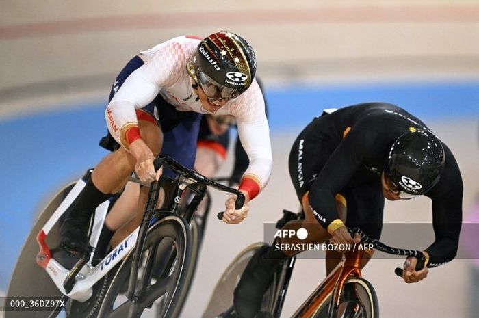 Pembalap sepeda asal Malaysia, Muhammad Shah Firdaus Sahrom (depan), saat tampil pada laga final nomor Keirin Putra Olimpiade Paris 2024, Minggu, 11 Agustus 2024. 