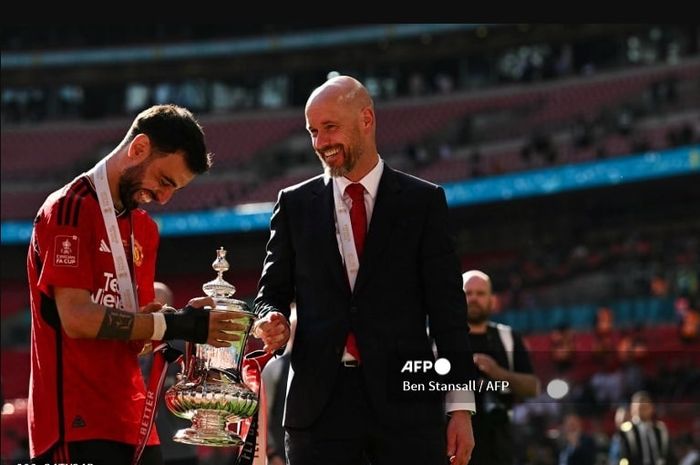 Bruno Fernandes (kiri) bersama Erik ten Hag ketika merayakan gelar Piala FA 2023-2024 Man United.