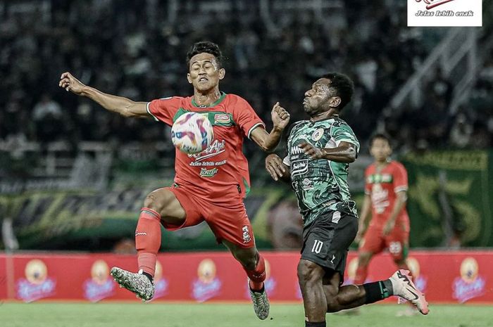 Suasana pertandingan antara Persebaya vs PSS Sleman pada laga pekan pertama Liga 1 2024-2025 di Stadion Gelora Bung Tomo, Surabaya, Minggu (11/8/2024).