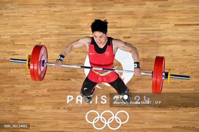 Atlet angkat besi Vietnam, Trinh Van Vinh,  saat tampil di kelas 61kg putra pada Olimpiade Paris 2024