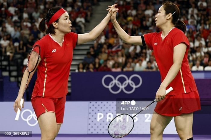 Ganda putri nomor satu dunia, Chen Qing Chen/Jia Yi Fan yang meraih medali emas Olimpiade Paris 2024 di Porte de La Chapelle Arena, Prancis, 3 Agustus 2024, akan dipisah mulai turnamen Japan Open 2024 dan Korea Open 2024.