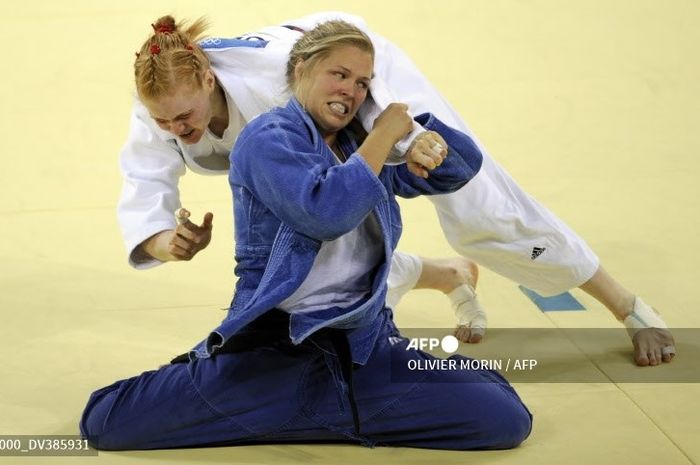Ronda Rousey (biru) bertarung dengan Annett Boehm dalam laga perebutan medali perunggu judo kelas 70 kg perempuan di Olimpiade 2008, 13 Agustus 2008.