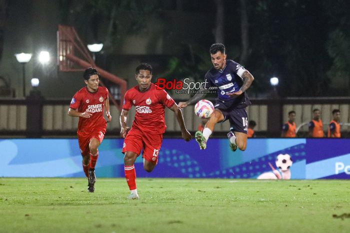 Stefano Lilipaly (kanan) sedang menguasai bola dalam laga pekan pertama Liga 1 2024 antara Semen Padang versus Borneo FC di Stadion PTIK, Blok M, Jakarta, Senin (12/8/2024).