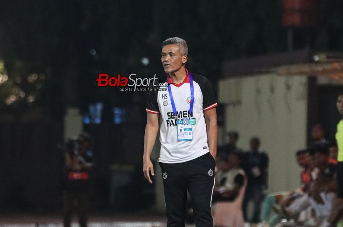 Pelatih Semen Padang, Hendri Susilo, sedang memantau para pemainnya bertanding di Stadion PTIK, Blok M, Jakarta, Senin (12/8/2024).