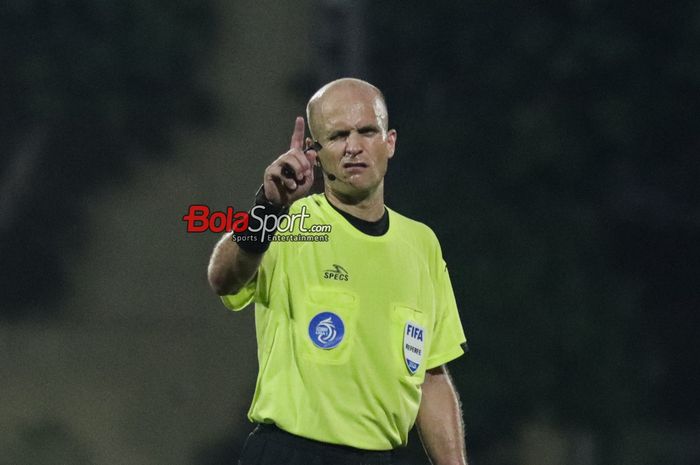 Wasit asing bernama Adham Mohammad Thumah M sedang memimpin jalannya laga pekan pertama Liga 1 2024-2025 antara Semen Padang versus Borneo FC di Stadion PTIK, Blok M, Jakarta, Senin (12/8/2024).