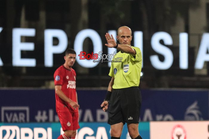 Wasit asing bernama Adham Mohammad Thumah M sedang memimpin jalannya laga pekan pertama Liga 1 2024 antara Semen Padang versus Borneo FC di Stadion PTIK, Blok M, Jakarta, Senin (12/8/2024).