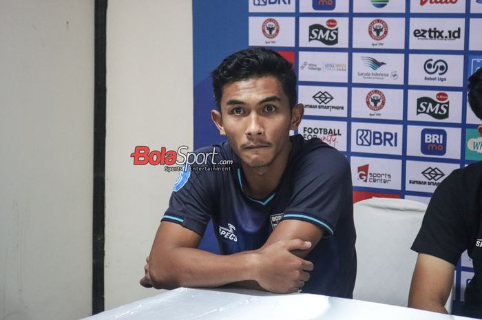 Pemain Borneo FC, Rivaldo Enero Pakpahan, sedang memberikan keterangan kepada awak media di Stadion PTIK, Blok M, Jakarta, Senin (12/8/2024)., Senin (12/8/2024).