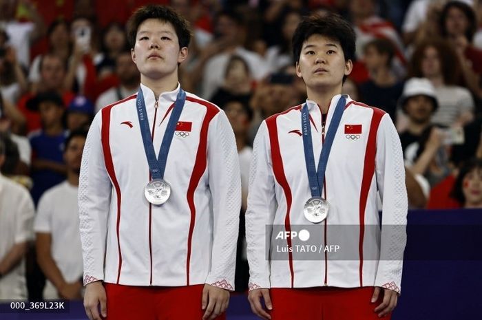 Ganda putri China, Liu Sheng Shu/Tan Ning berdiri di podium kedua pada Olimpiade Paris 2024