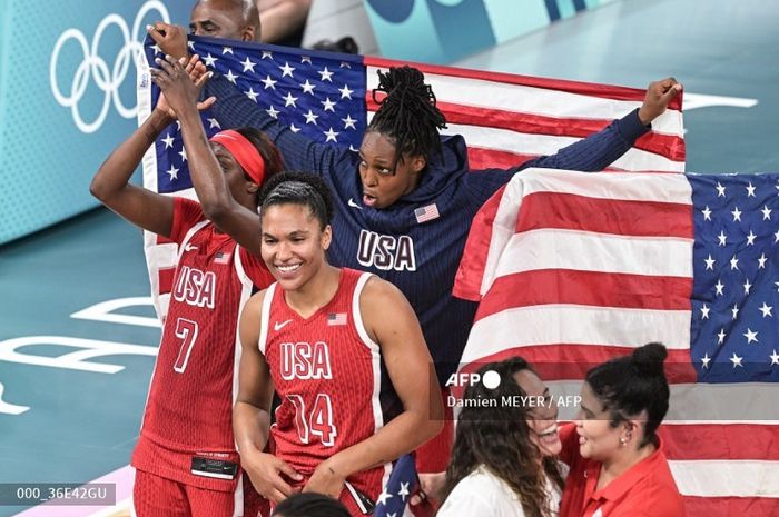 Para pemain timnas bola basket putri Amerika Serikat merayakan kemenangan atas Prancis dalam pertandingan perebutan medali emas Olimpiade Paris 2024 di Bercy Arena, Paris, 11 Agustus 2024.