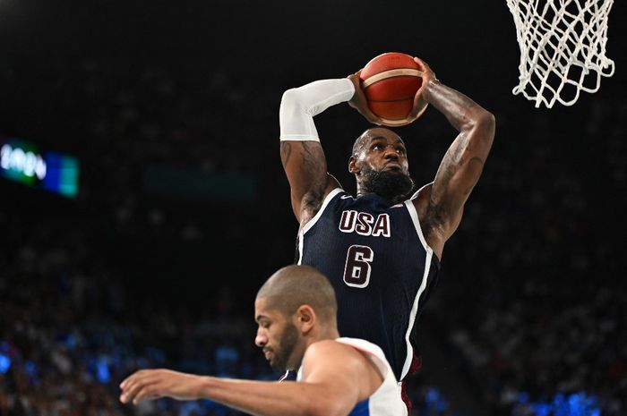 Aksi pebasket Amerika Serikat LeBron James di final Olimpiade Paris 2024 melawan Prancis.