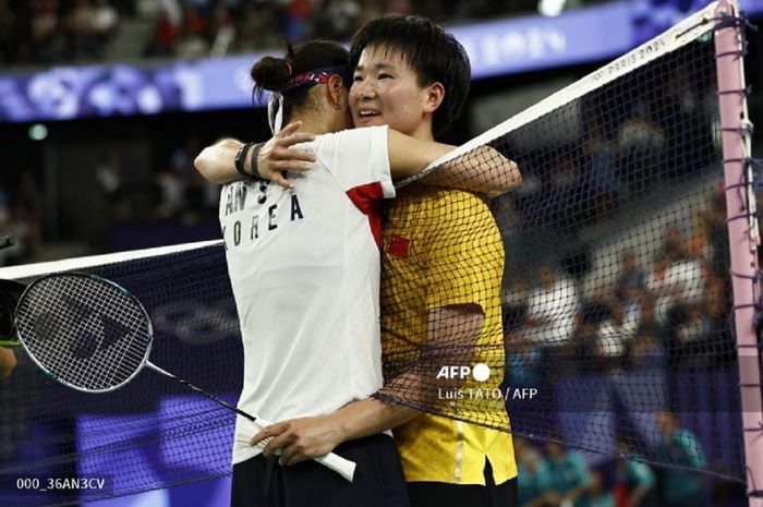 Tunggal putri China, He Bing Jiao berpelukan dengan An Se-young (Korea Selatan) setelah babak final Olimpiade Paris 2024 di Porte de La Chapelle Arena, Prancis, Senin (5/8/2024).