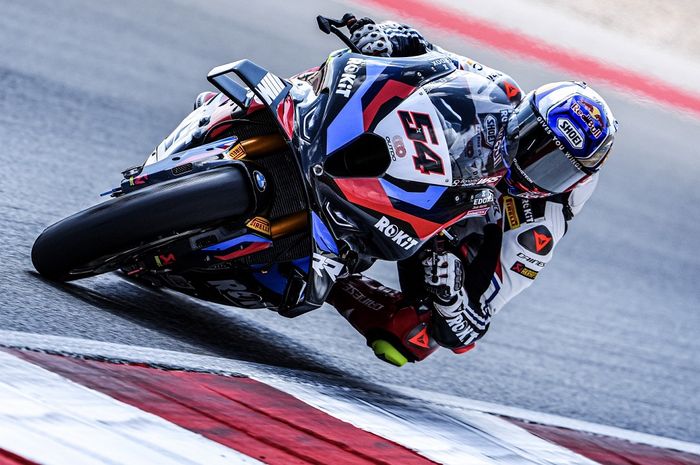 Pembalap ROKiT BMW di WSBK 2024, Toprak Razgatlioglu saat tampil pada sesi warm-up WSBK Portugal 2024 di Sirkuit Portimao, Minggu (11/8/2024).